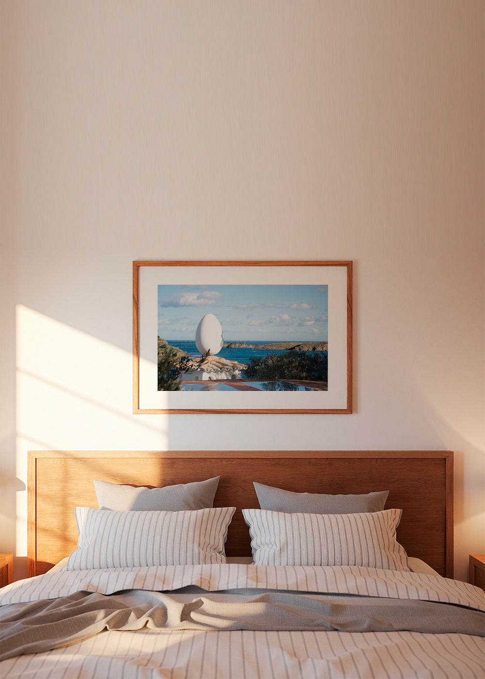 Art de paysage avec sculpture ovoïde en bord de mer