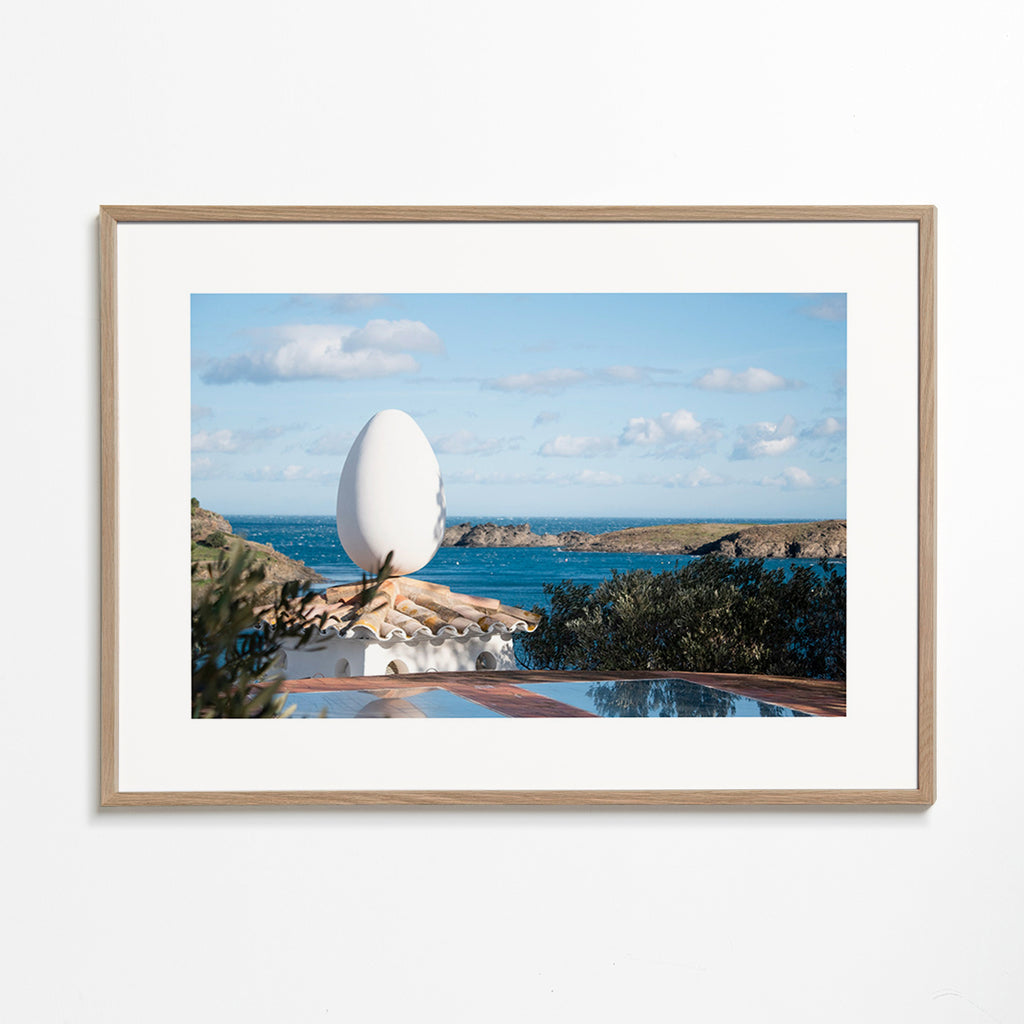 Art de paysage avec sculpture ovoïde en bord de mer