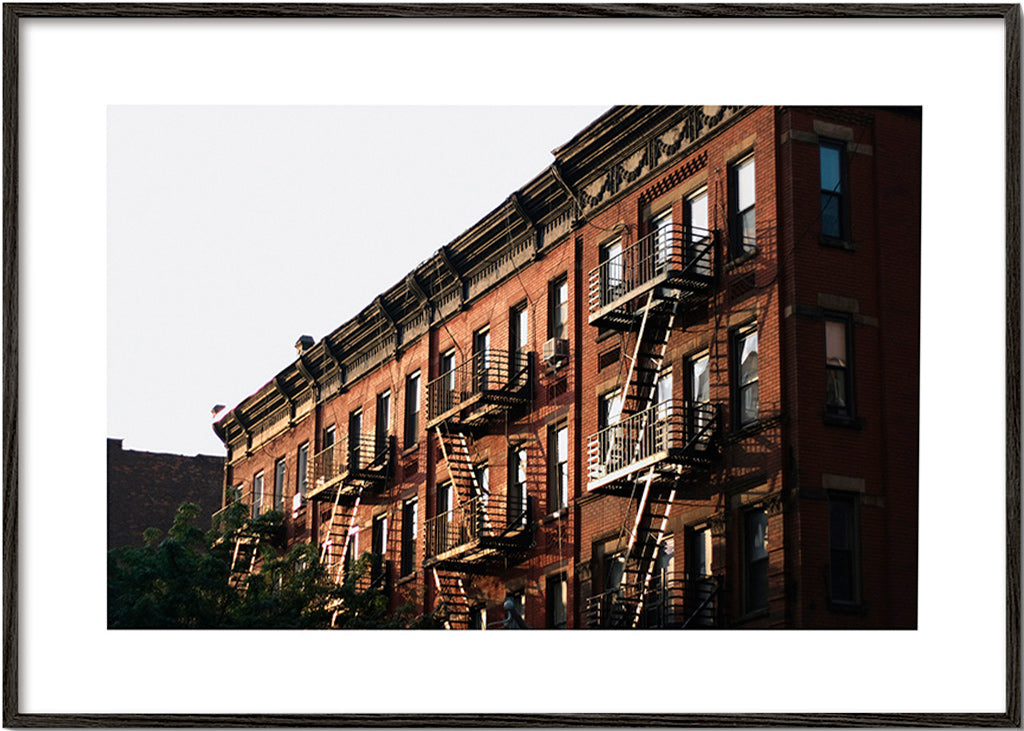 Tableau de voyage: façade brownstone de New York avec escaliers de secours