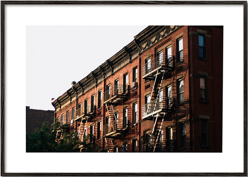 Tableau de voyage: façade brownstone de New York avec escaliers de secours