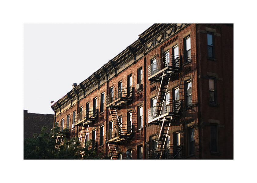 Tableau de voyage: façade brownstone de New York avec escaliers de secours