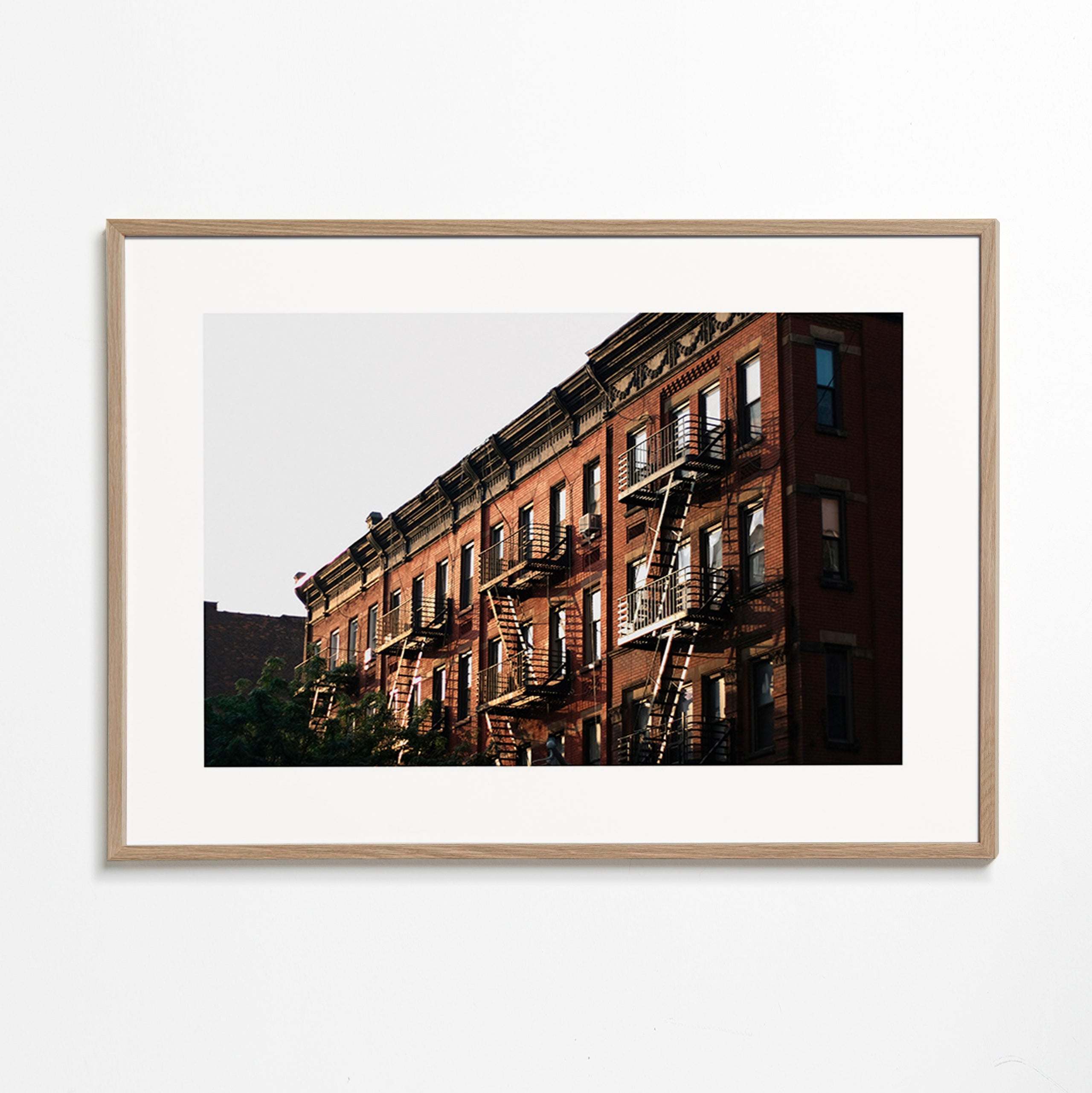Tableau de voyage: façade brownstone de New York avec escaliers de secours