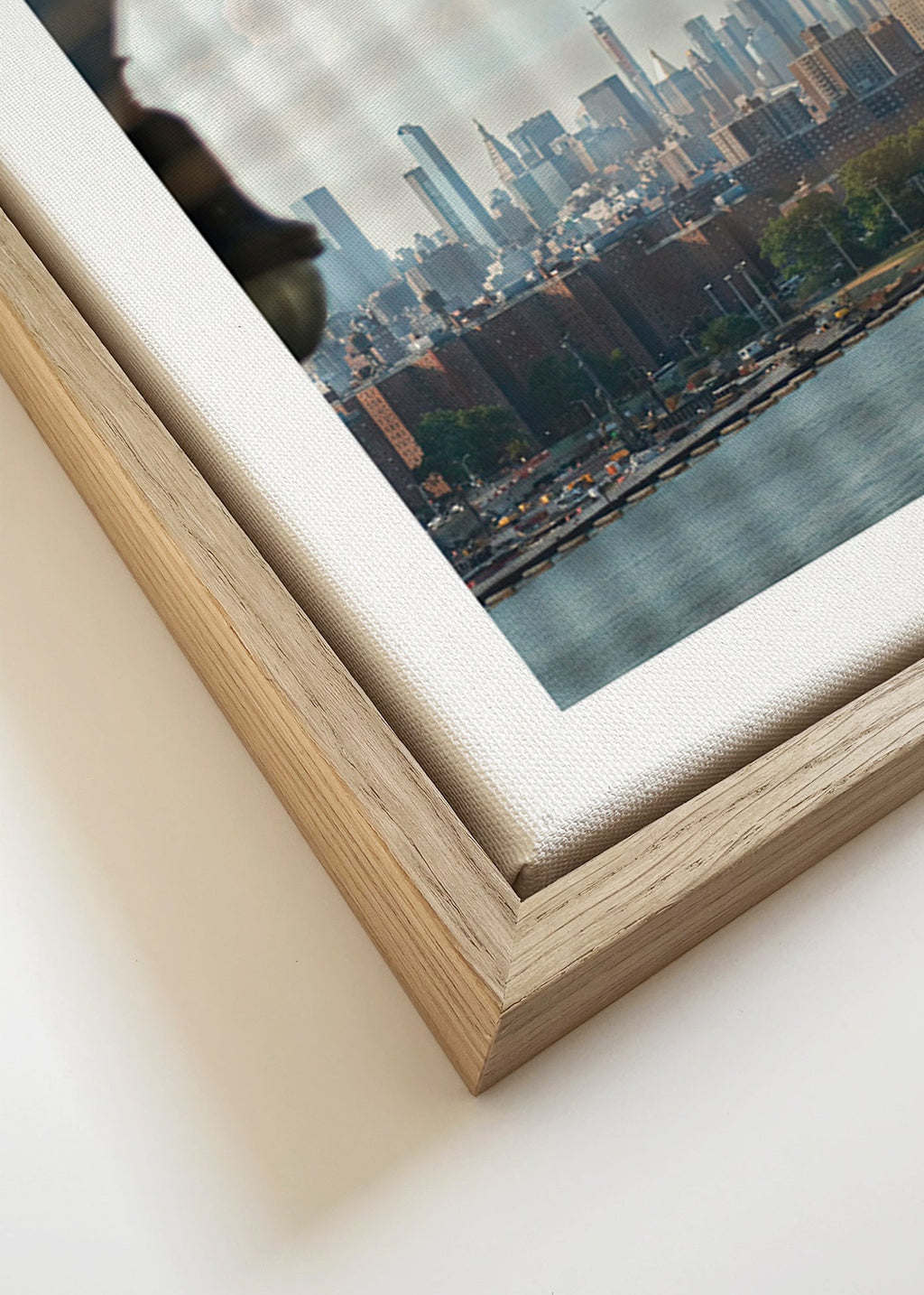 Tableau de ville avec skyline vu depuis une fenêtre