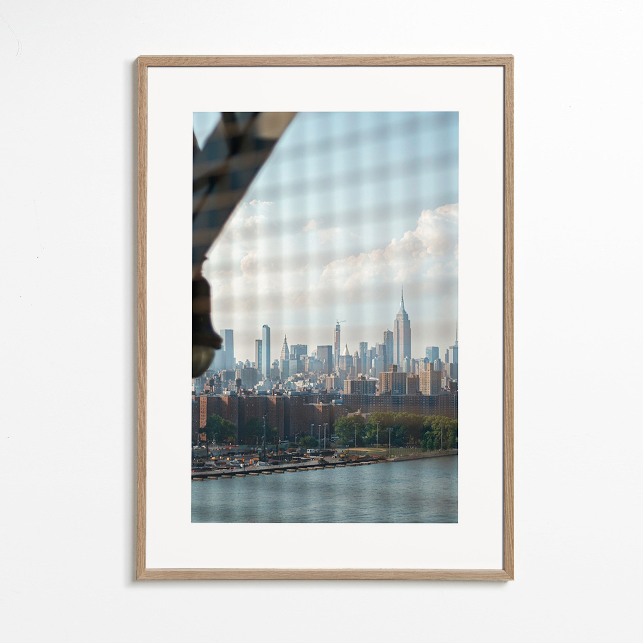 Tableau de ville avec skyline vu depuis une fenêtre