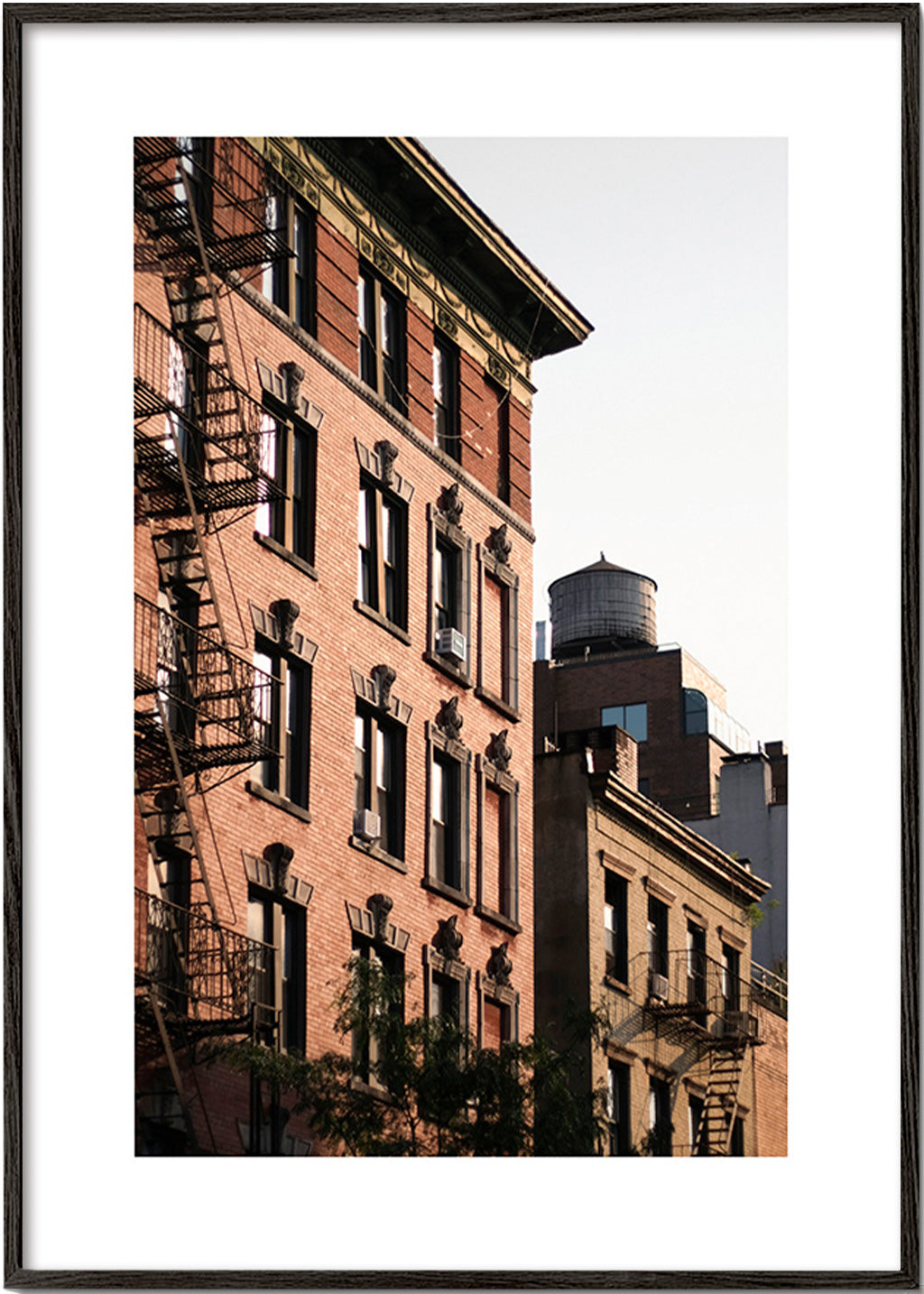 Photographie de façade urbaine avec échafaudage