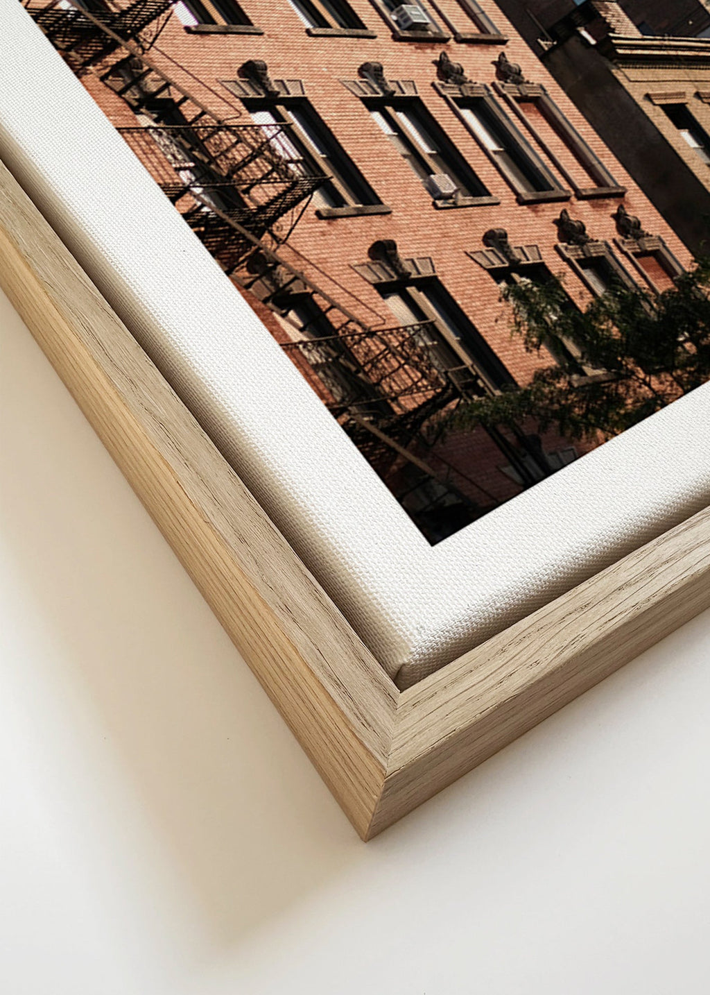 Photographie de façade urbaine avec échafaudage