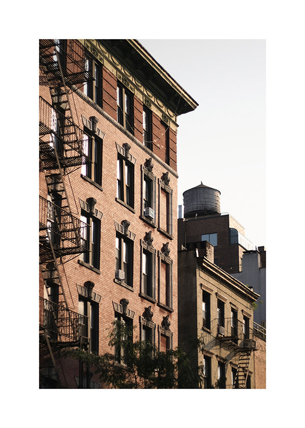 Photographie de façade urbaine avec échafaudage