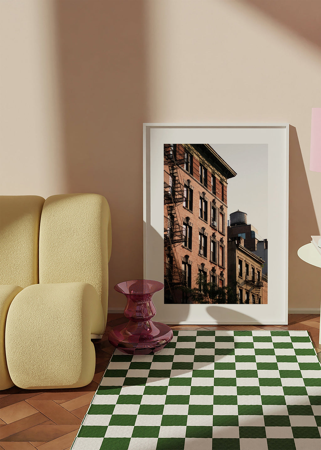 Photographie de façade urbaine avec échafaudage