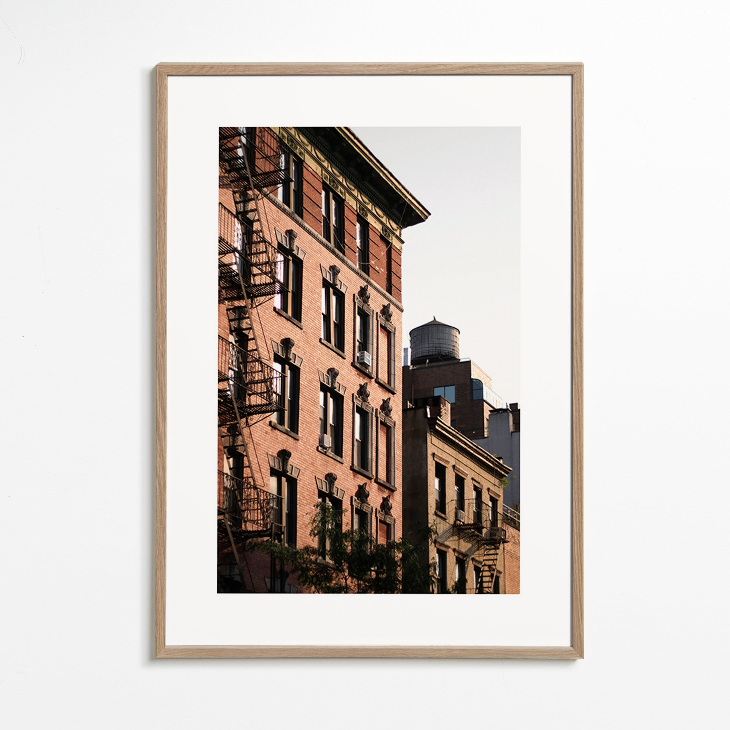 Photographie de façade urbaine avec échafaudage