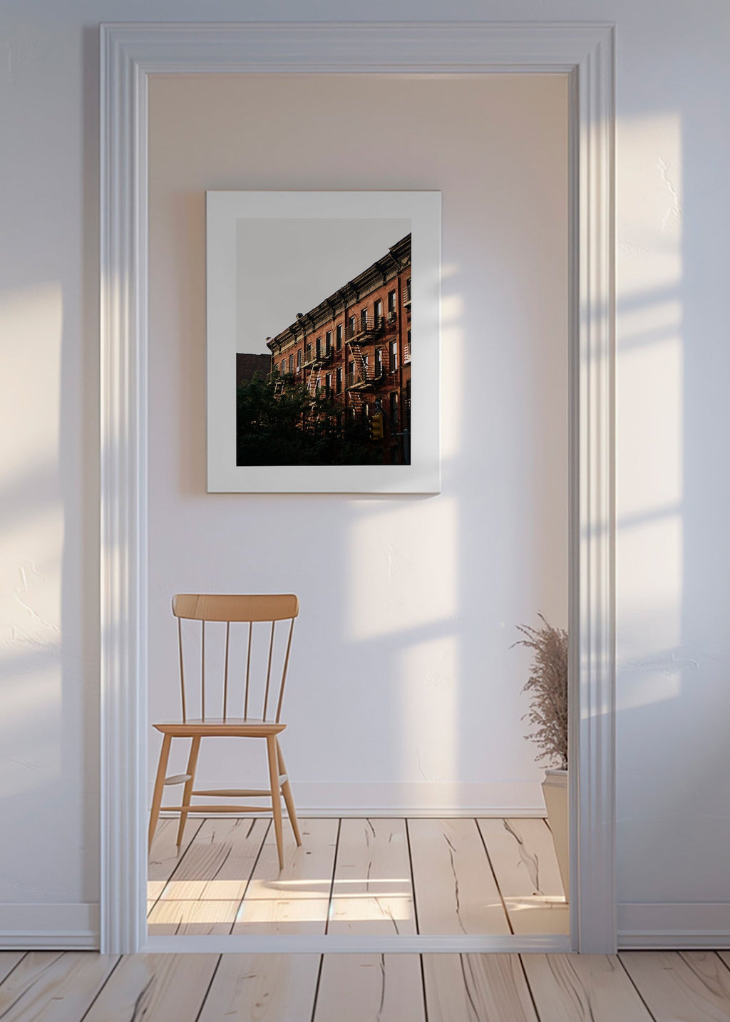 Tableau ville: façades en brique et escaliers extérieurs