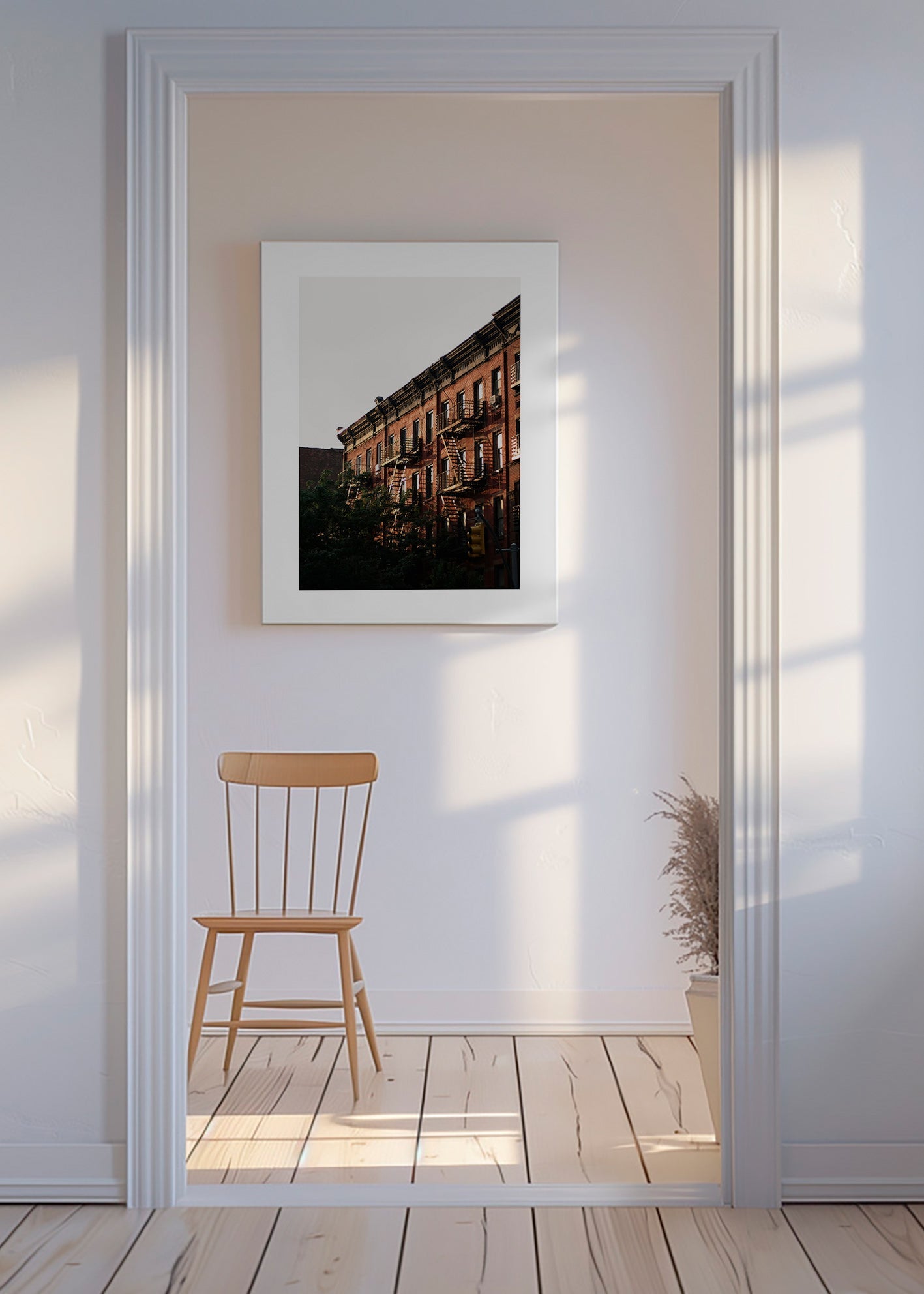 Tableau ville: façades en brique et escaliers extérieurs