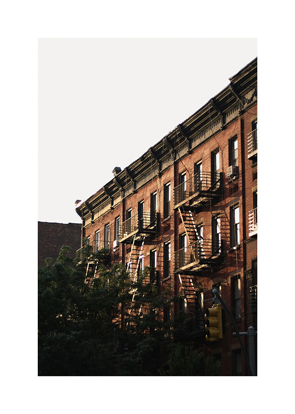 Tableau ville: façades en brique et escaliers extérieurs