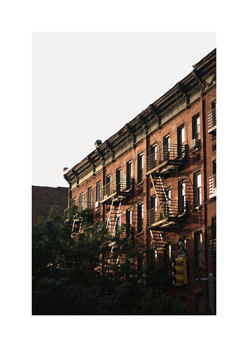 Tableau ville: façades en brique et escaliers extérieurs
