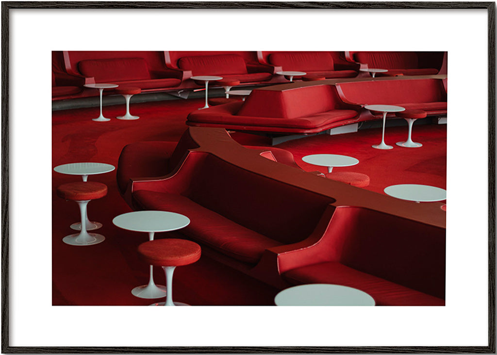 Photographie de lounge rouge aux sièges courbés