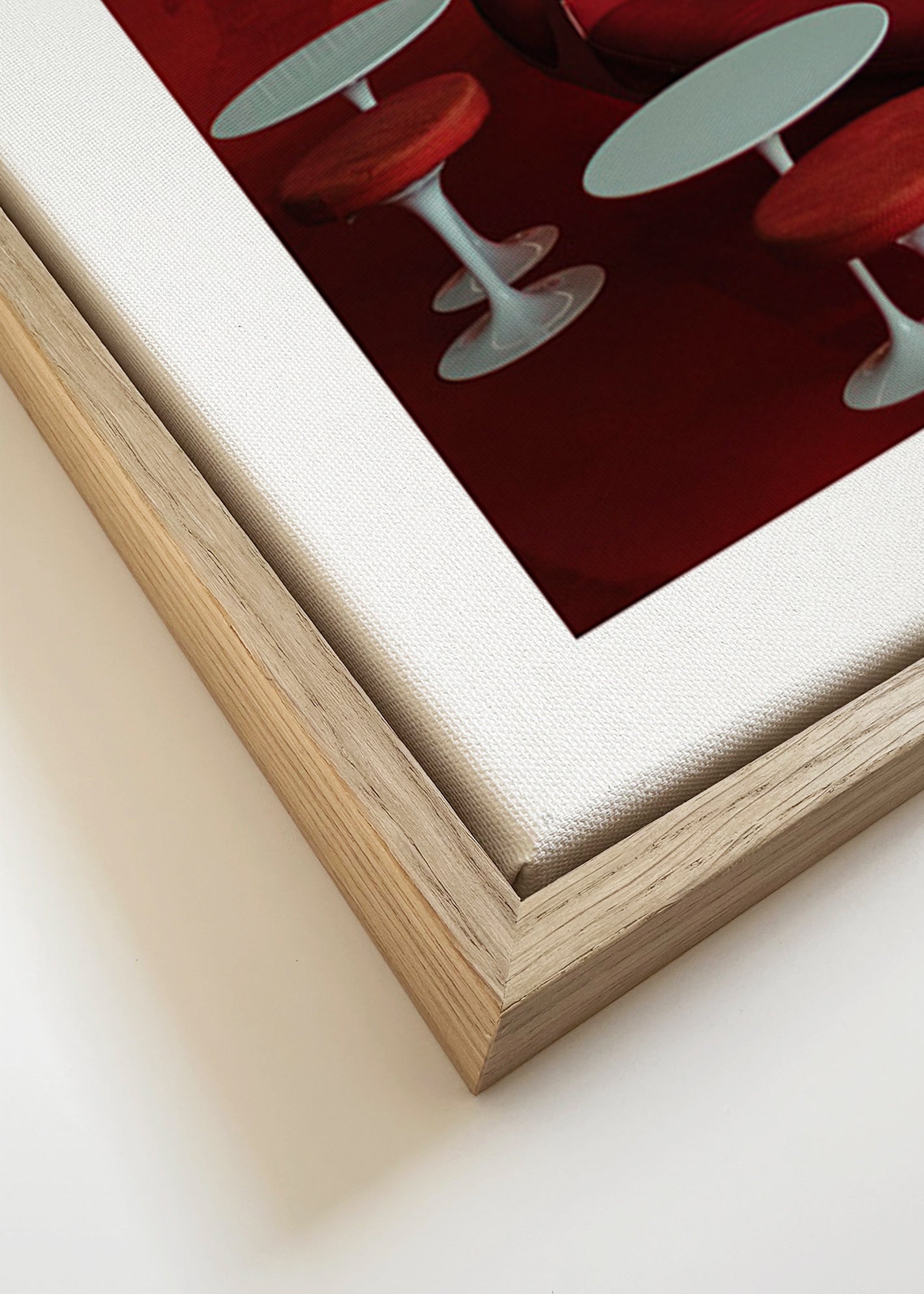 Photographie de lounge rouge aux sièges courbés