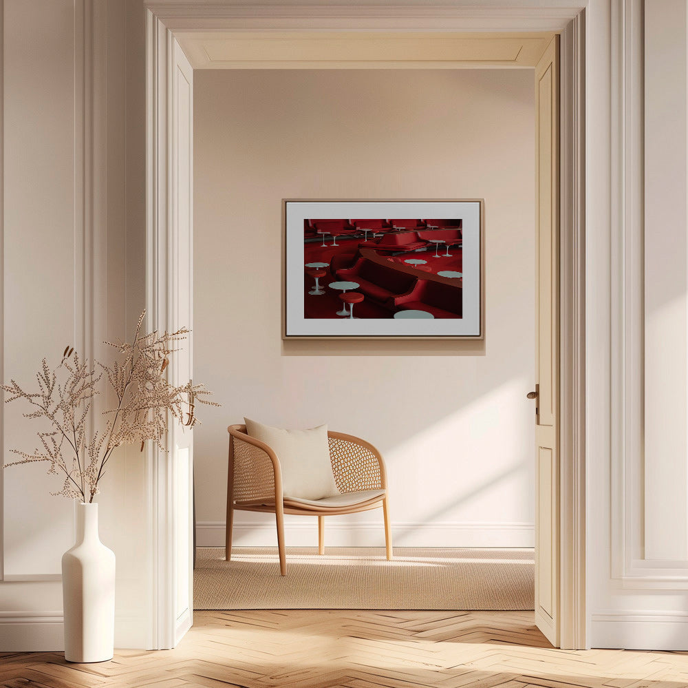 Photographie de lounge rouge aux sièges courbés