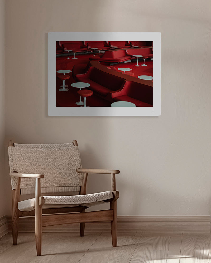 Photographie de lounge rouge aux sièges courbés