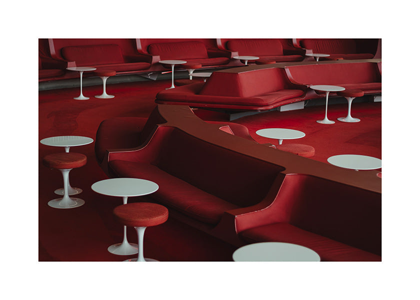 Photographie de lounge rouge aux sièges courbés