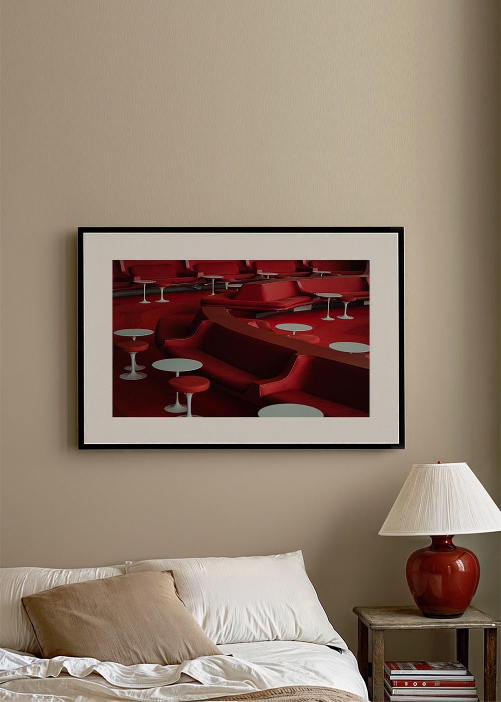 Photographie de lounge rouge aux sièges courbés