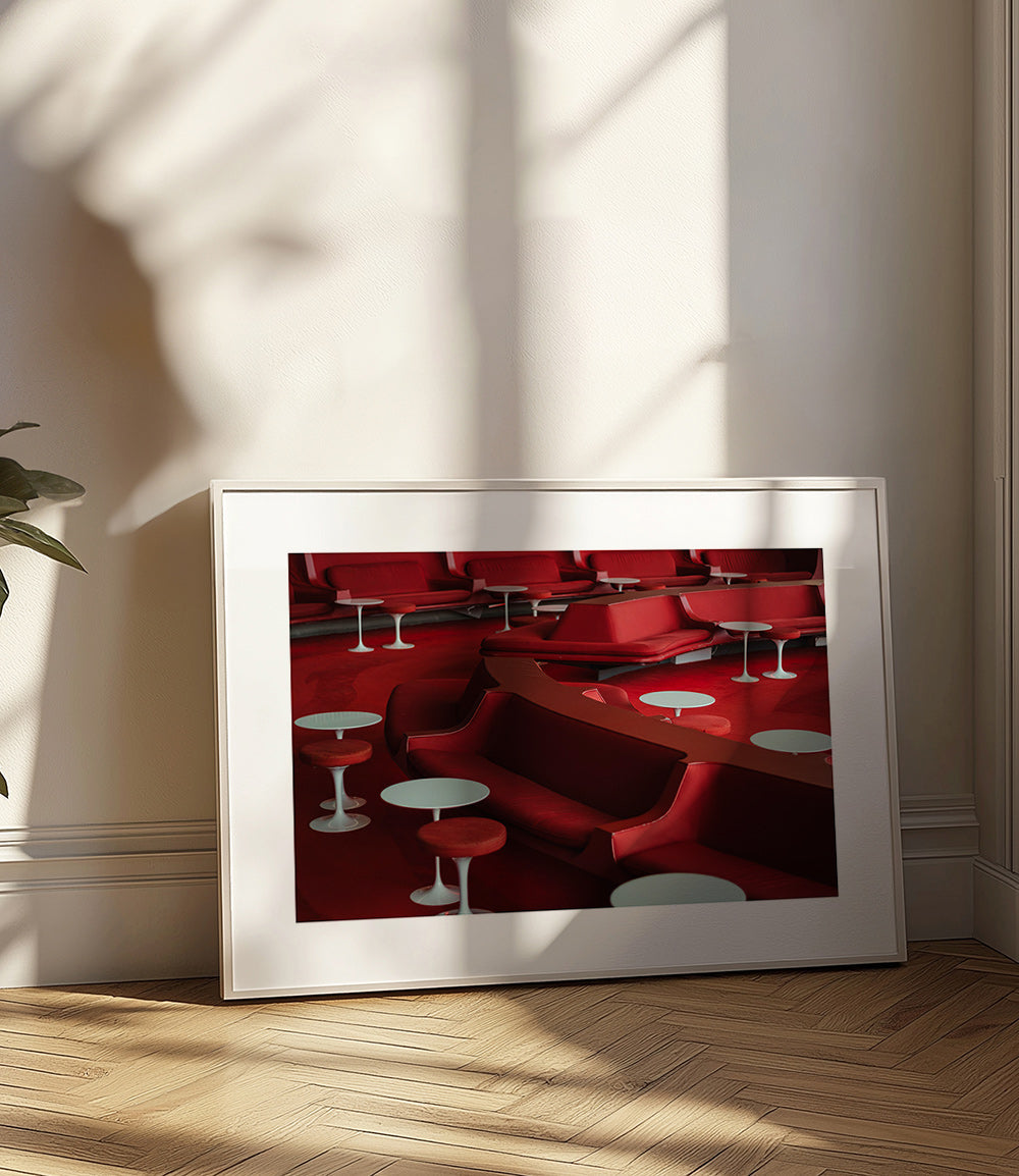 Photographie de lounge rouge aux sièges courbés