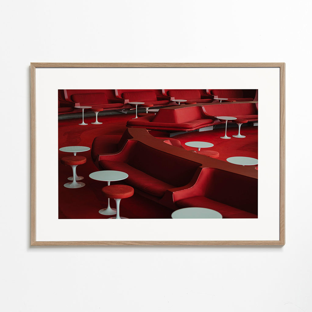 Photographie de lounge rouge aux sièges courbés