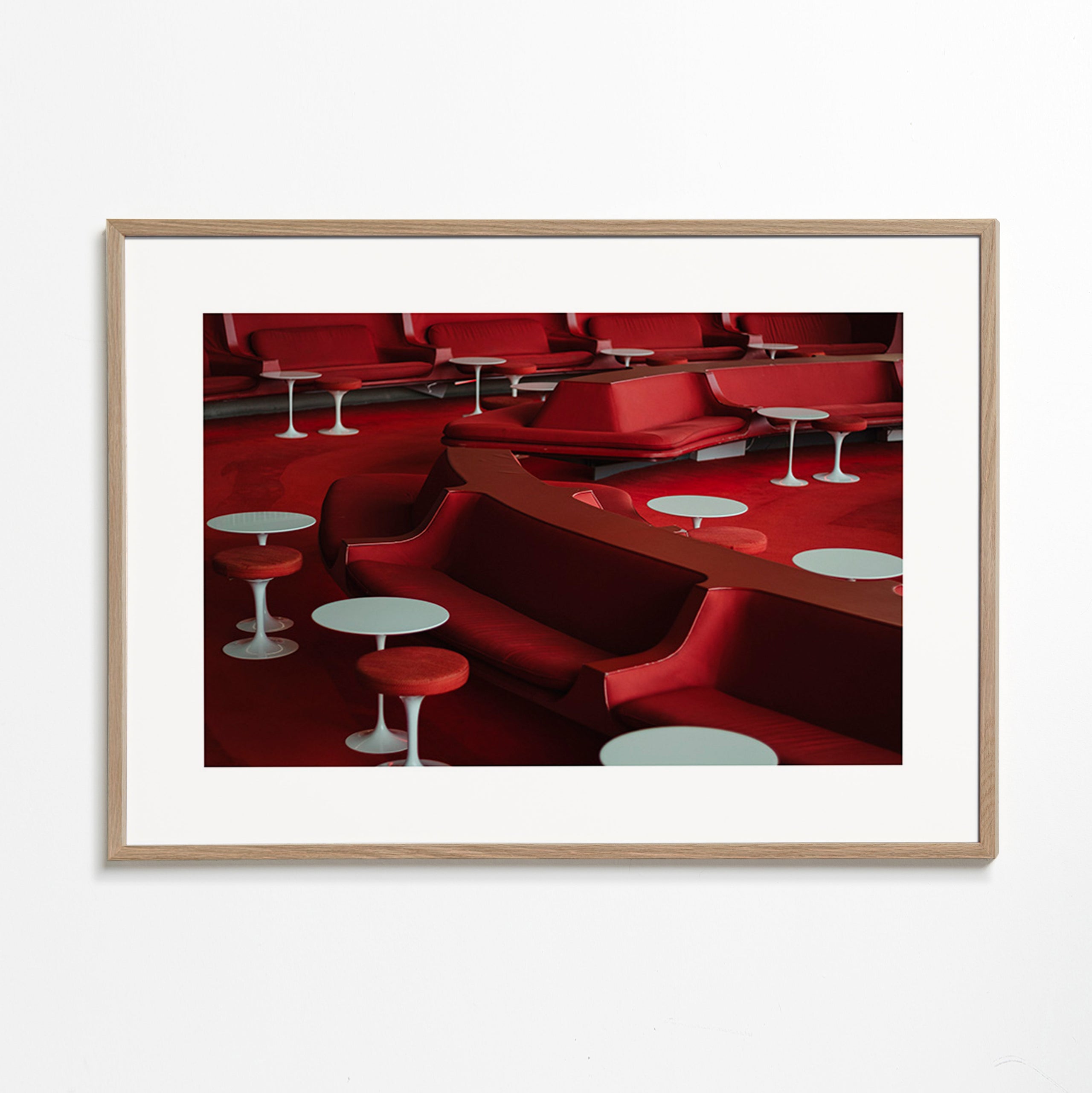 Photographie de lounge rouge aux sièges courbés