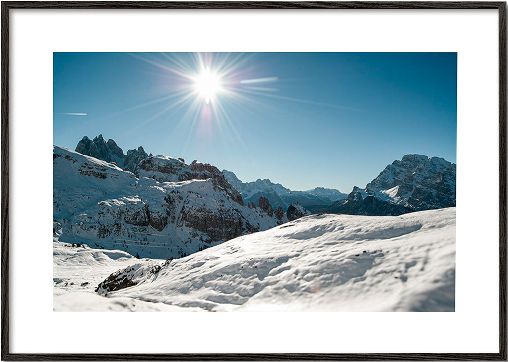 Art de paysage: chaîne de montagnes enneigée et soleil