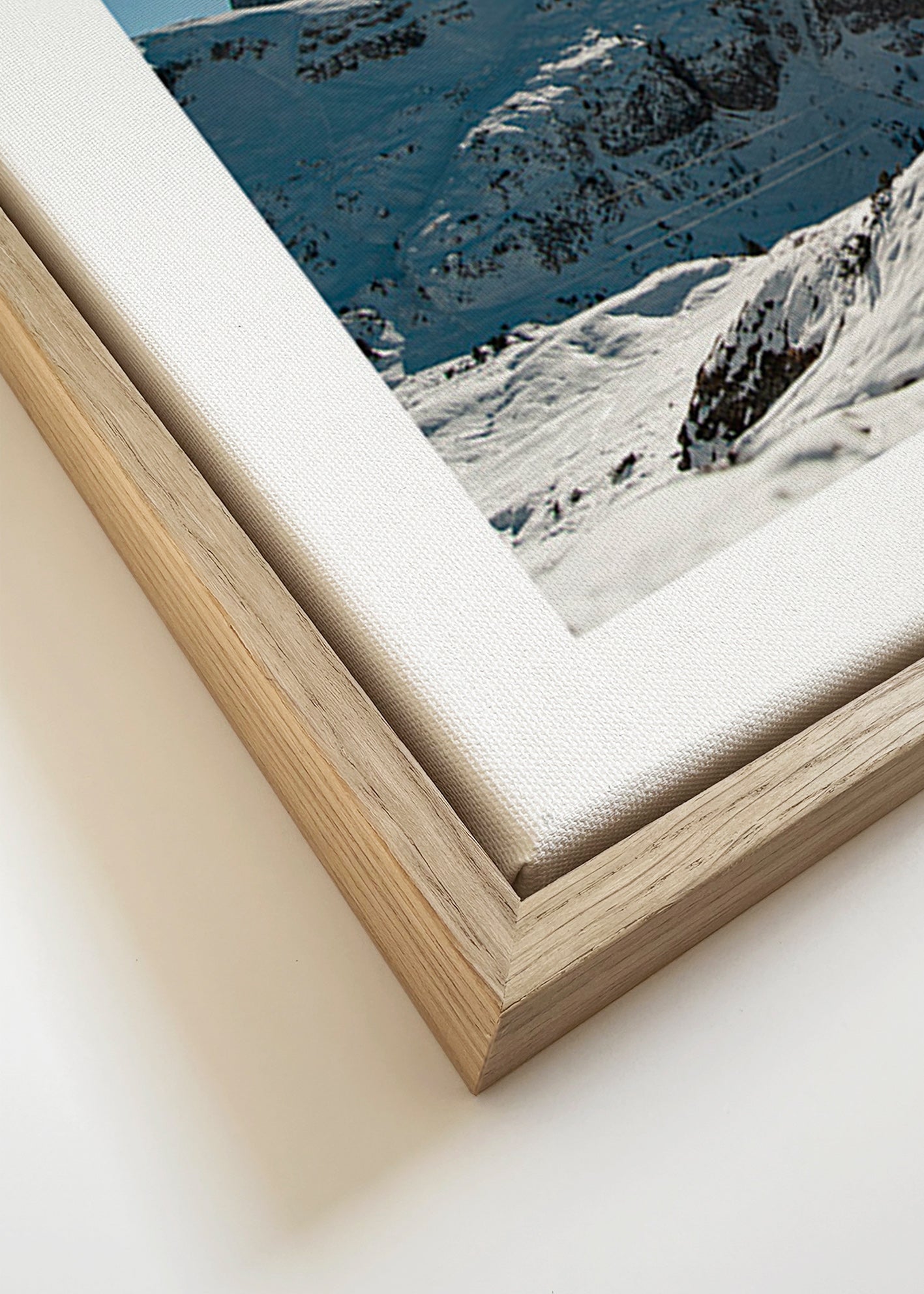 Art de paysage: chaîne de montagnes enneigée et soleil