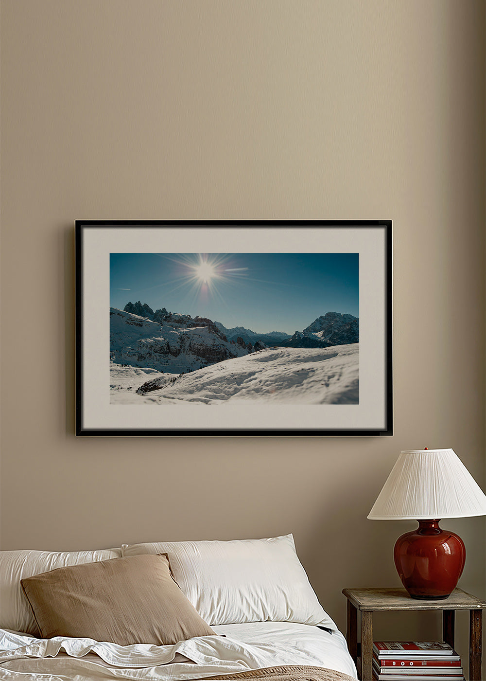 Art de paysage: chaîne de montagnes enneigée et soleil