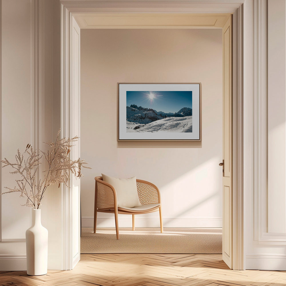 Art de paysage: chaîne de montagnes enneigée et soleil