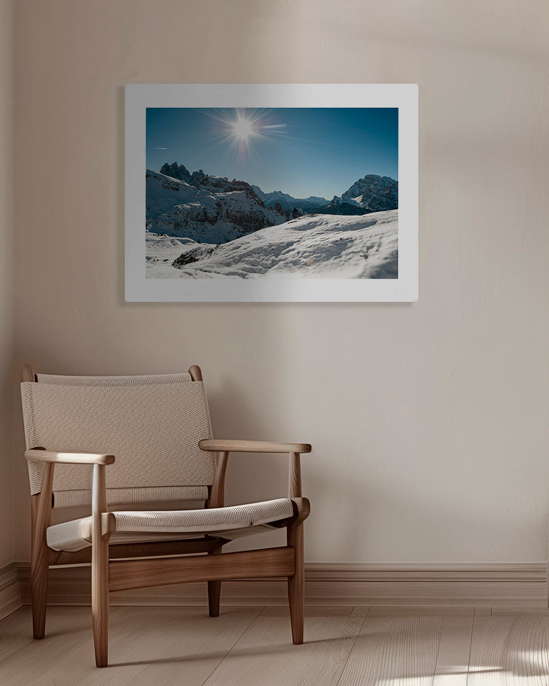 Art de paysage: chaîne de montagnes enneigée et soleil