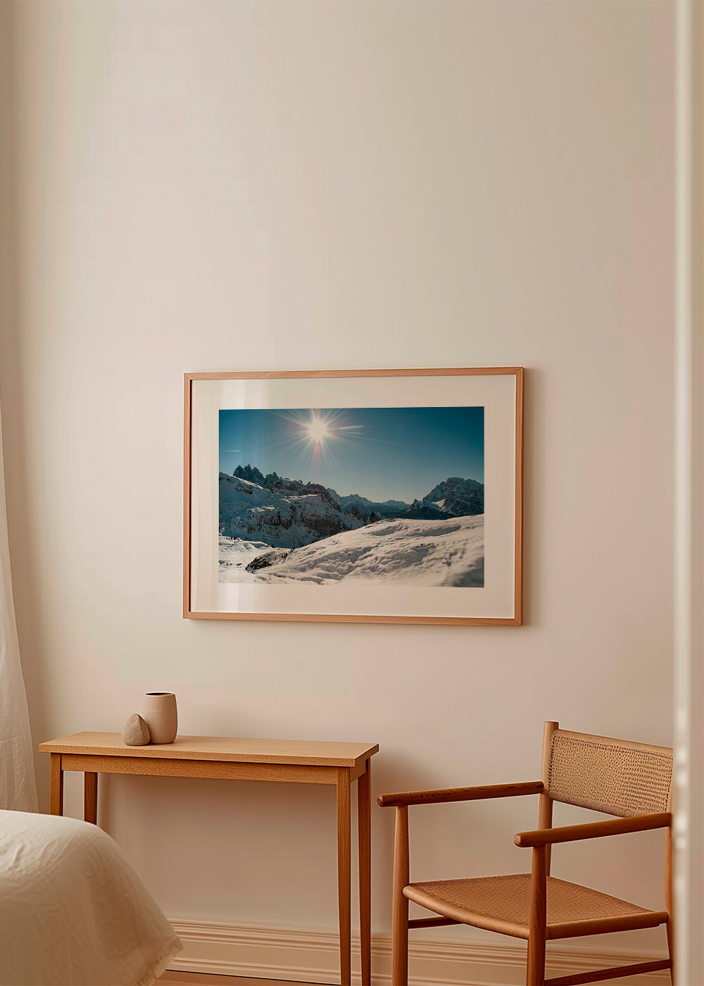 Art de paysage: chaîne de montagnes enneigée et soleil
