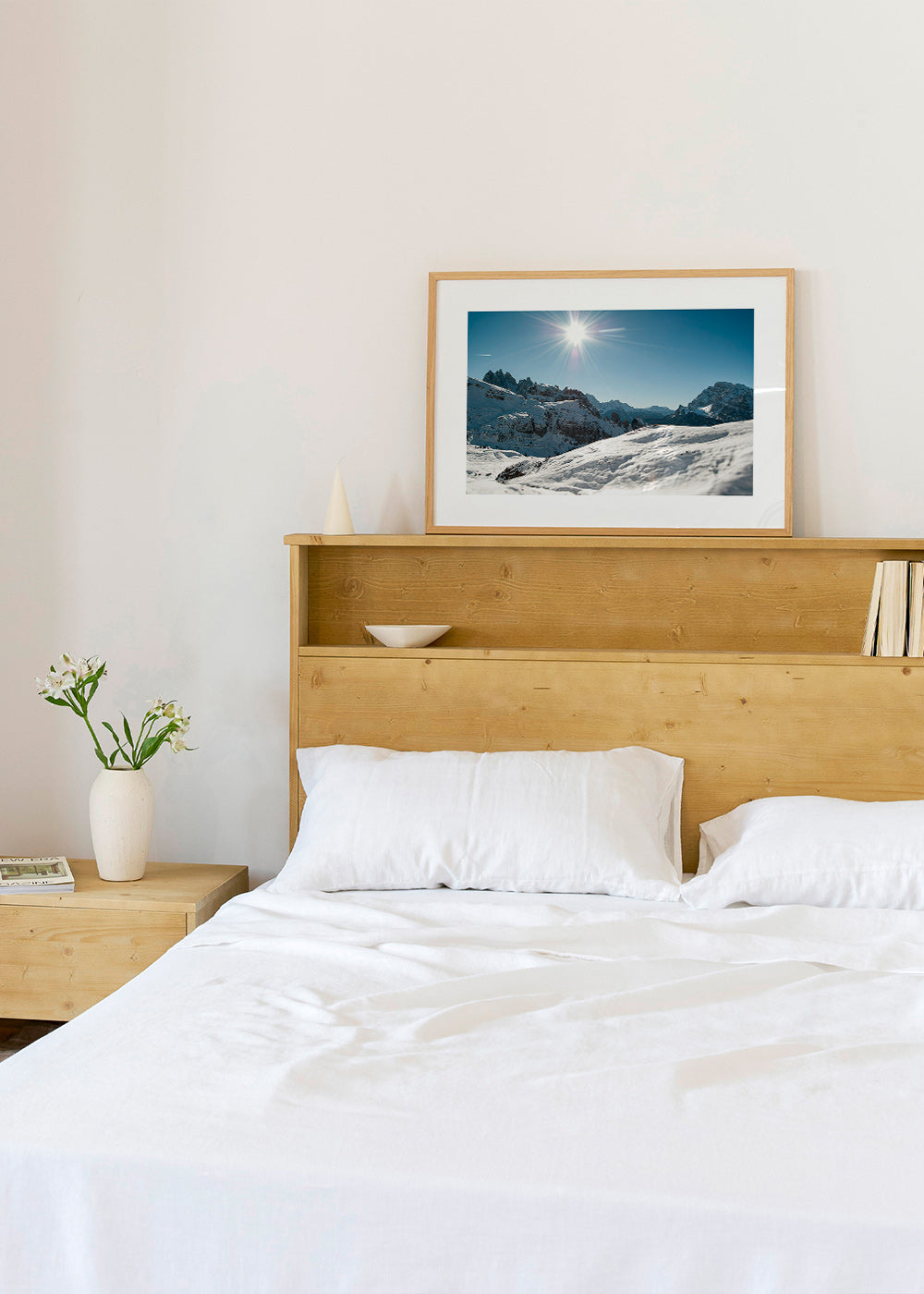 Art de paysage: chaîne de montagnes enneigée et soleil