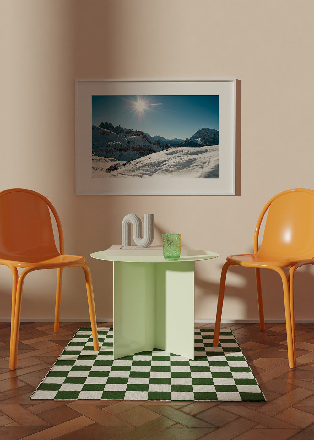 Art de paysage: chaîne de montagnes enneigée et soleil