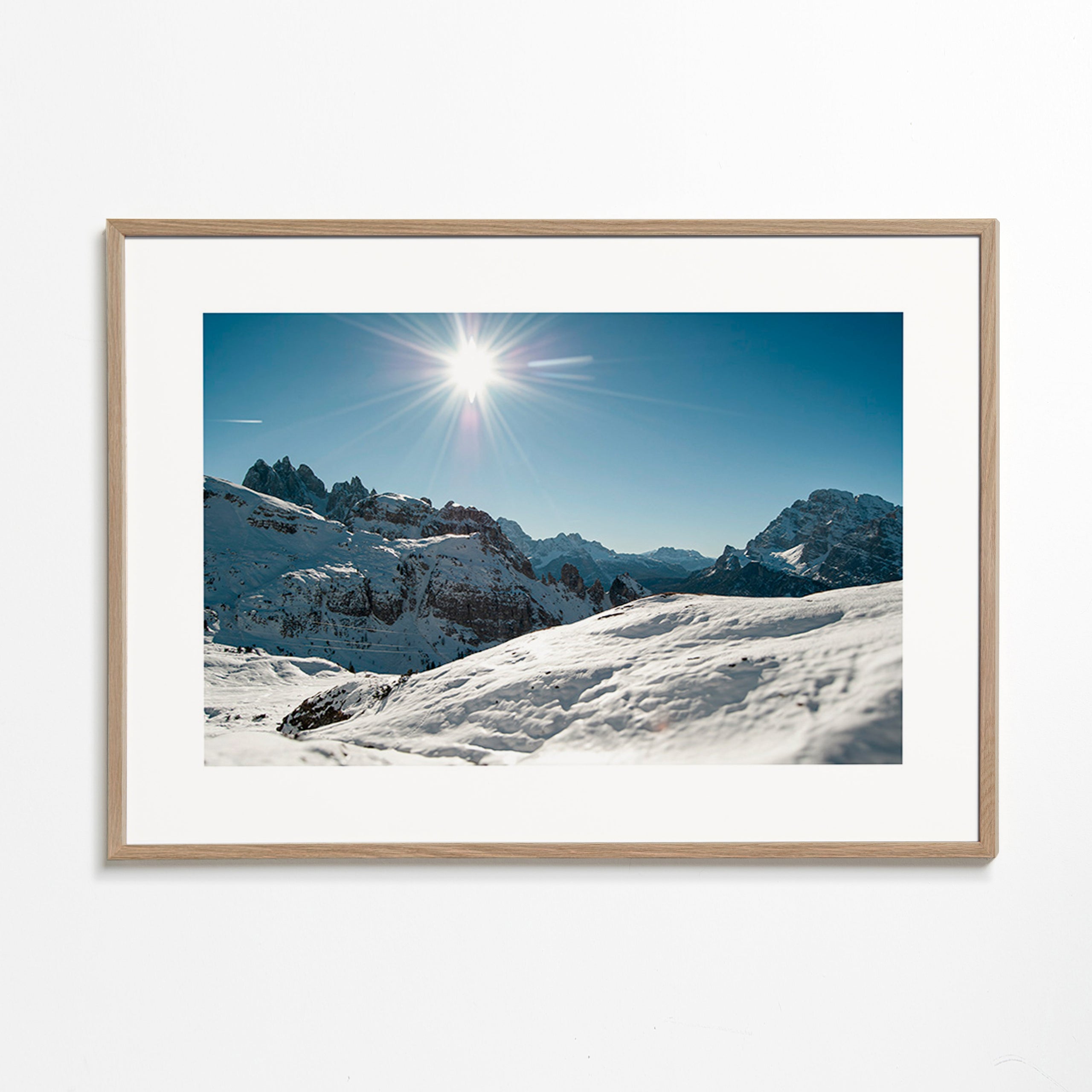 Art de paysage: chaîne de montagnes enneigée et soleil