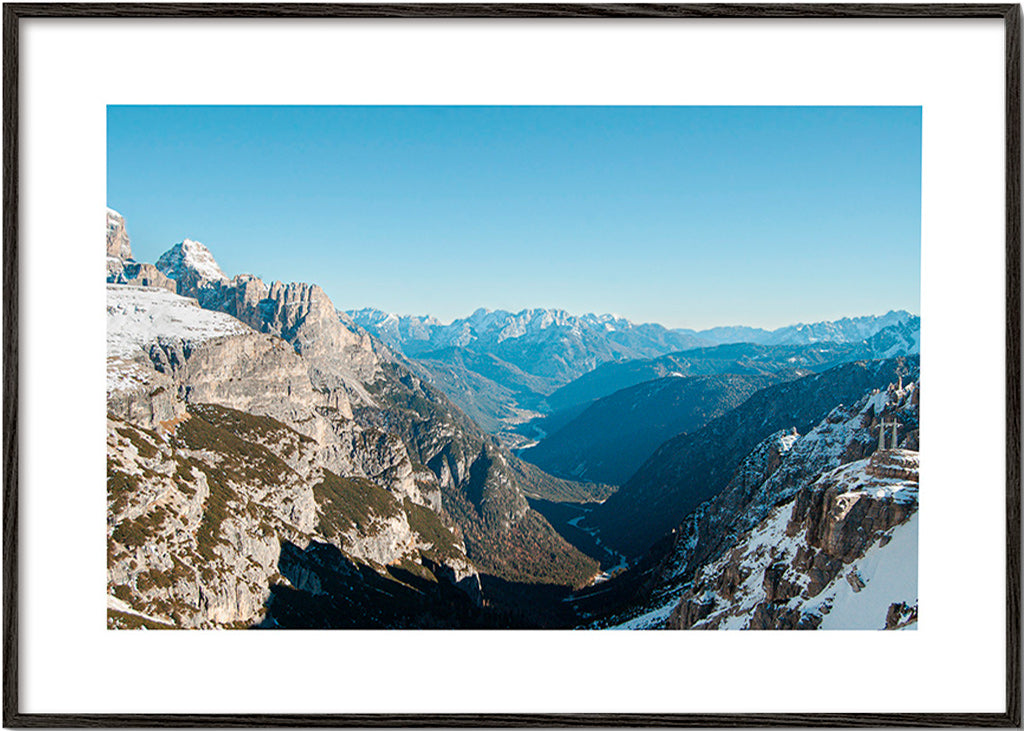 Tableau de paysage: vallée de montagne enneigée