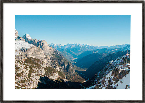 Tableau de paysage: vallée de montagne enneigée