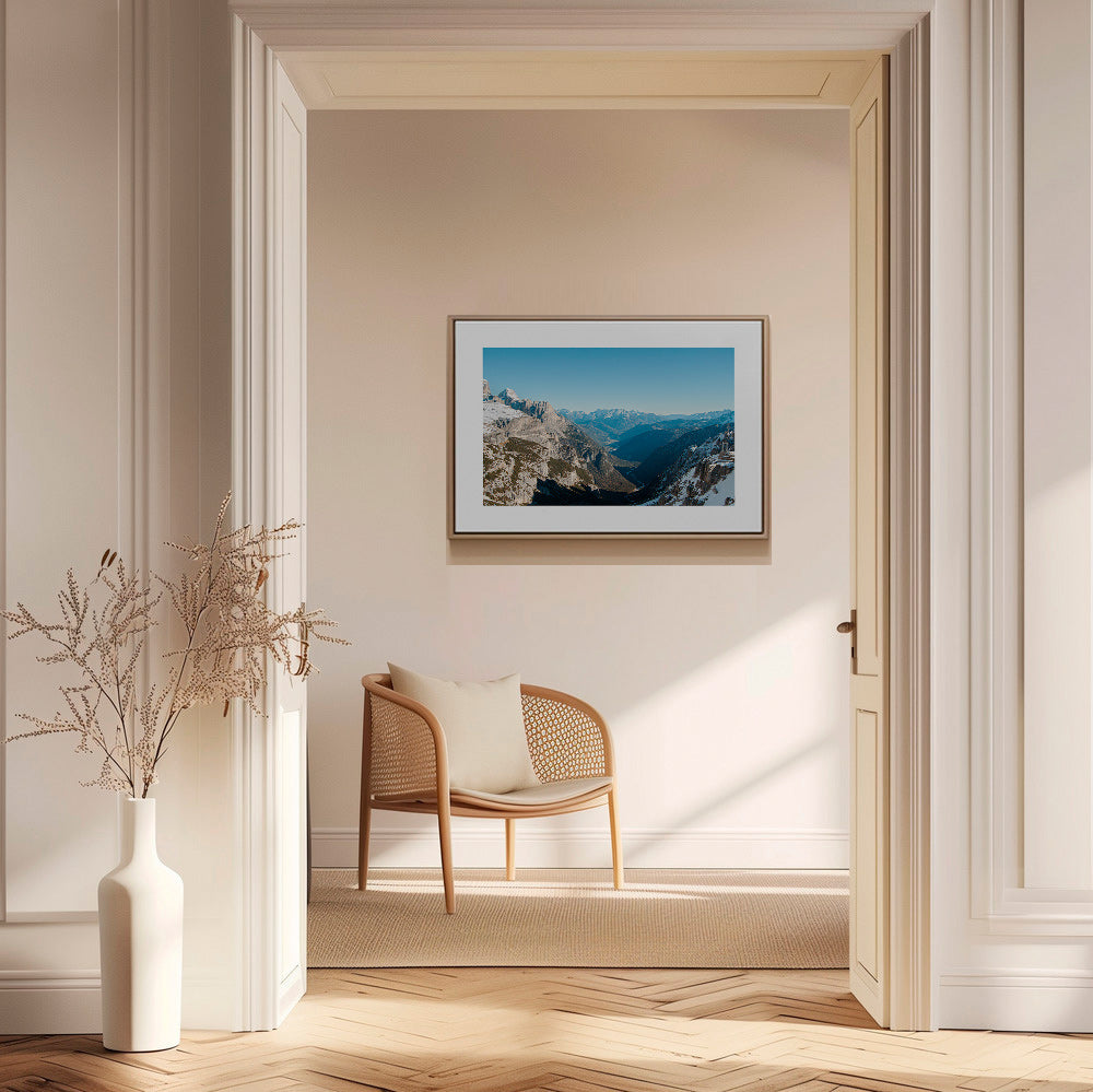 Tableau de paysage: vallée de montagne enneigée