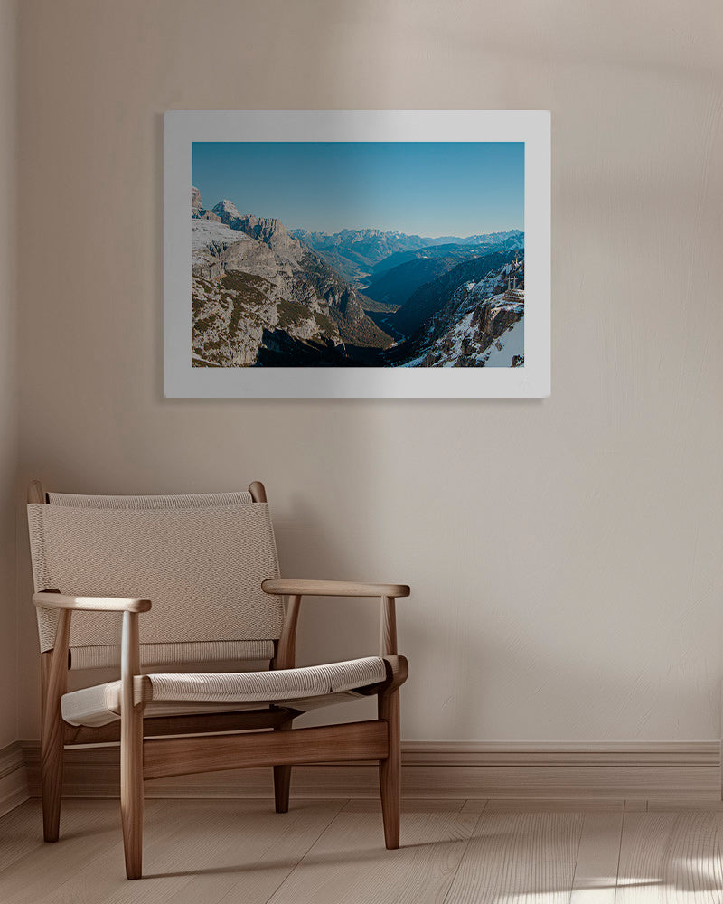 Tableau de paysage: vallée de montagne enneigée