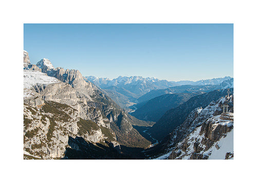 Tableau de paysage: vallée de montagne enneigée