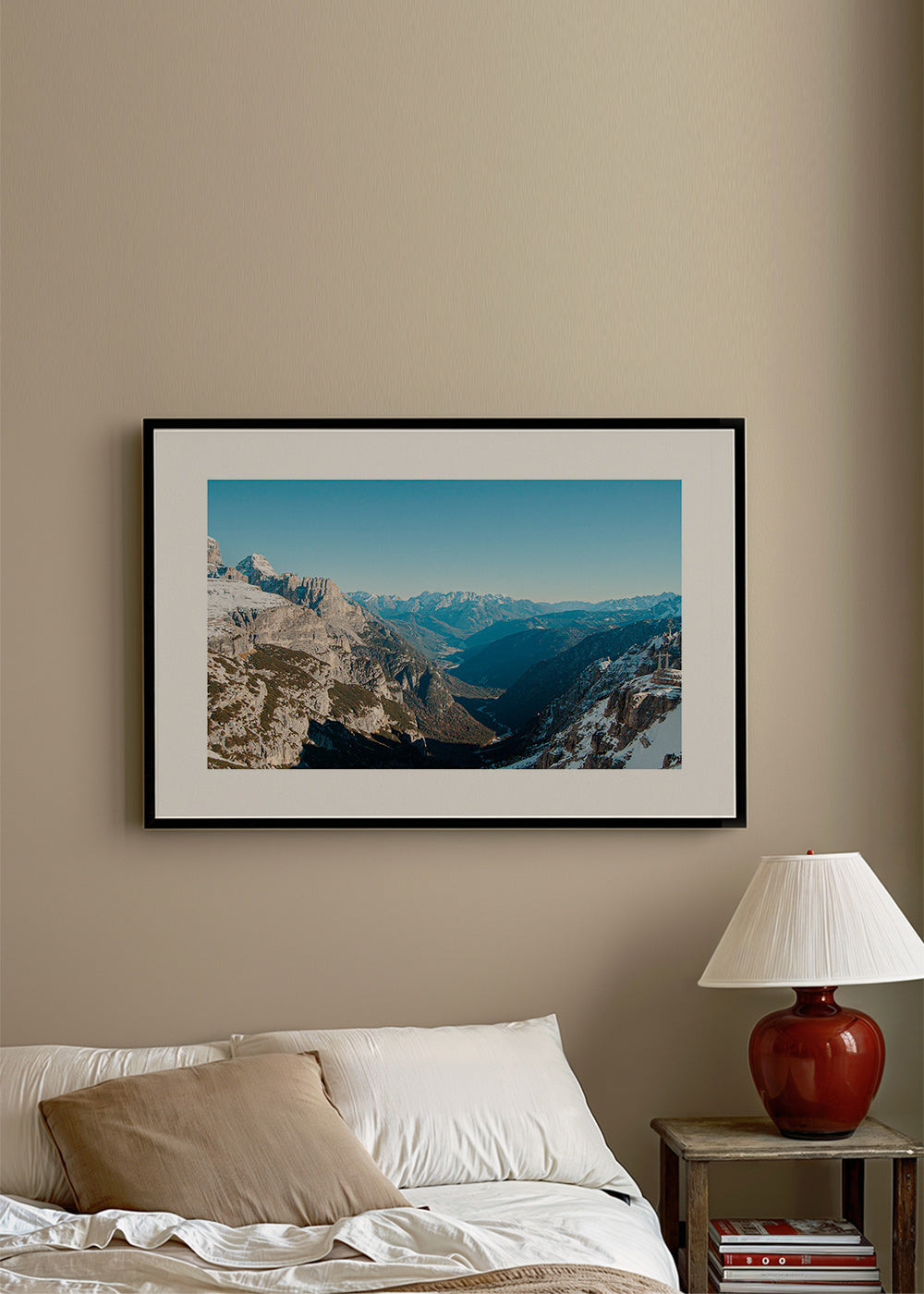 Tableau de paysage: vallée de montagne enneigée
