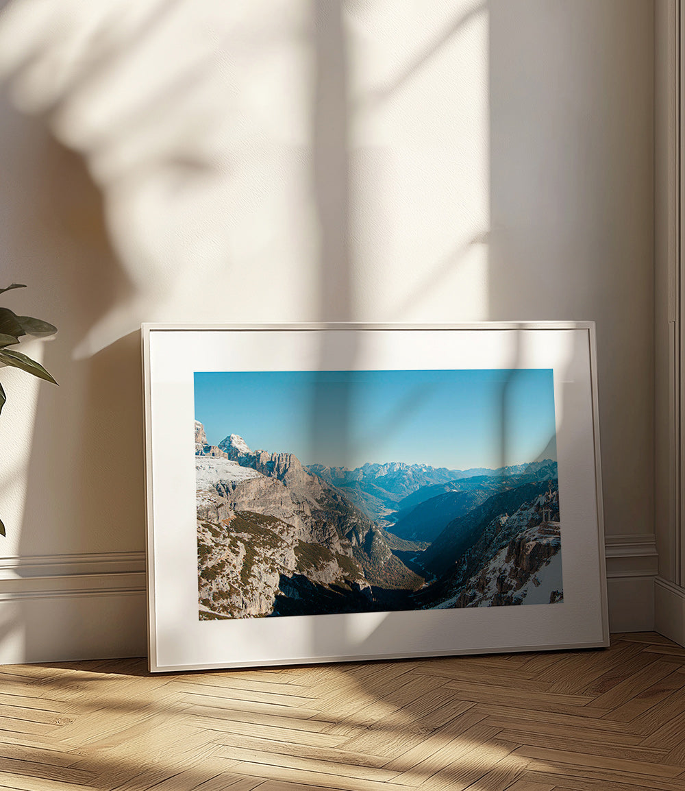 Tableau de paysage: vallée de montagne enneigée