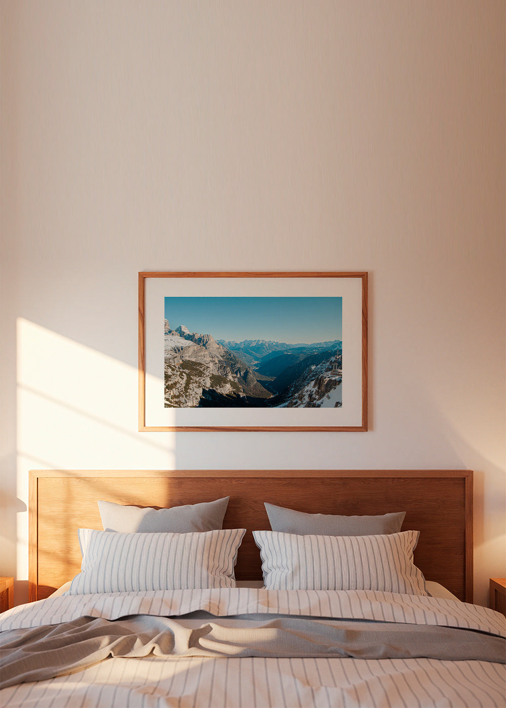 Tableau de paysage: vallée de montagne enneigée