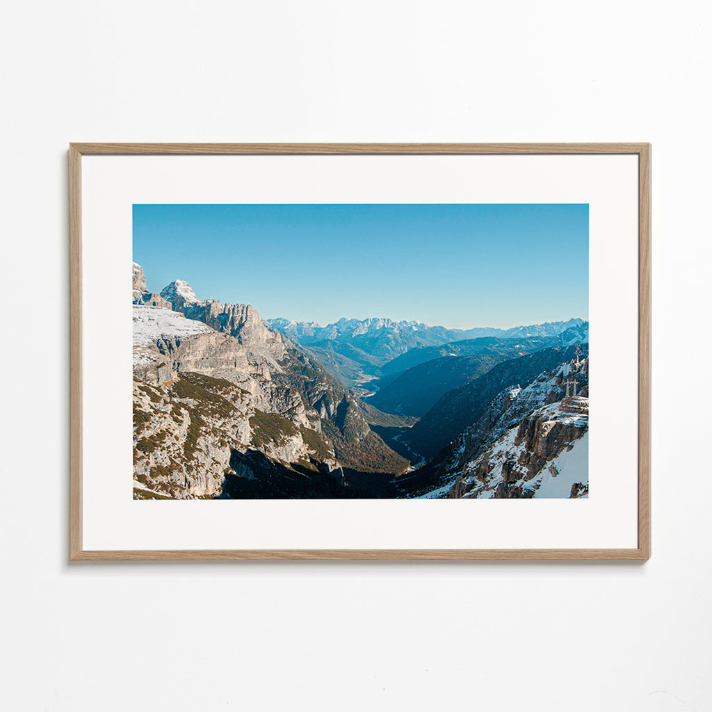 Tableau de paysage: vallée de montagne enneigée