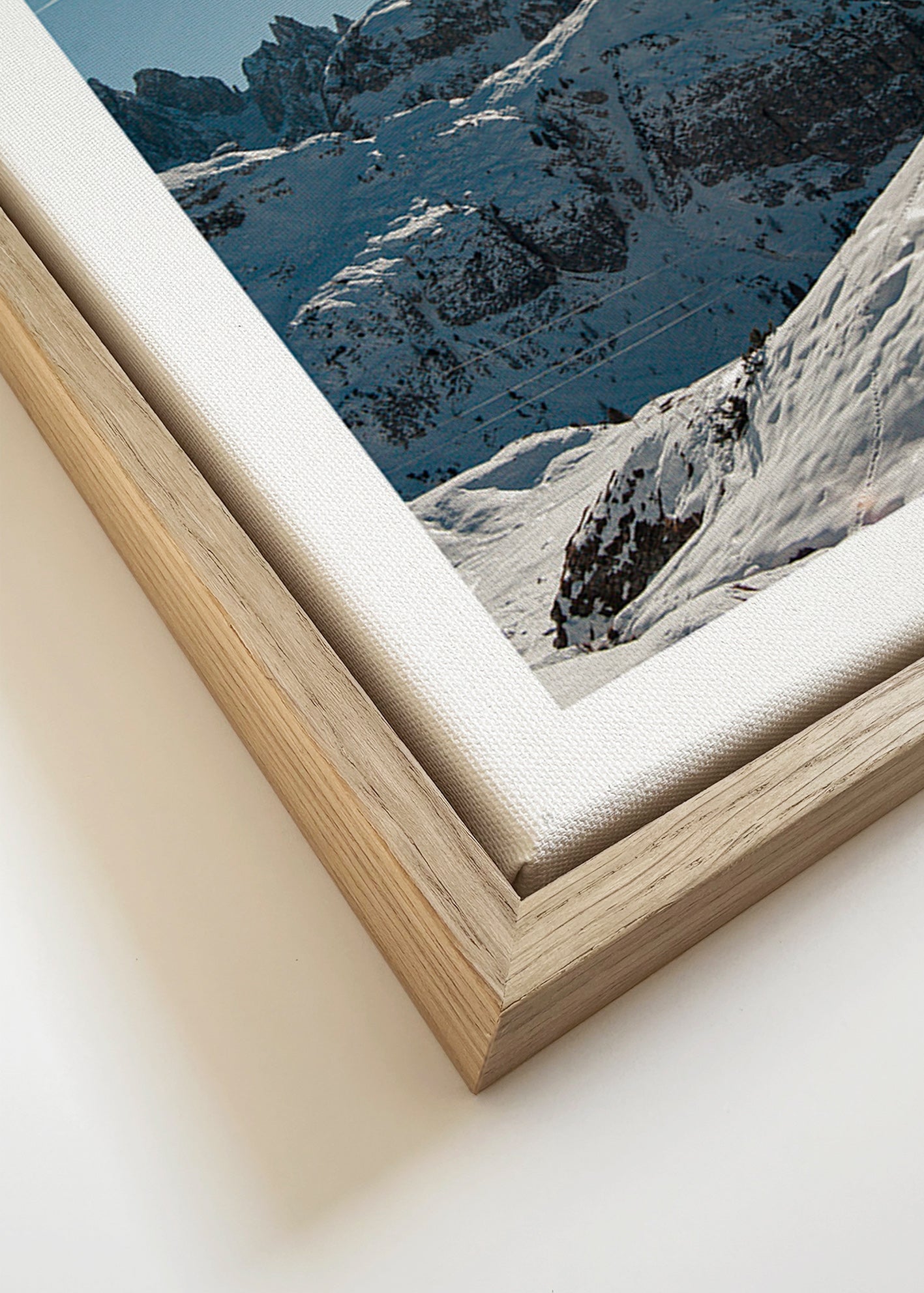 Art de paysage: sommets enneigés sous un soleil vif