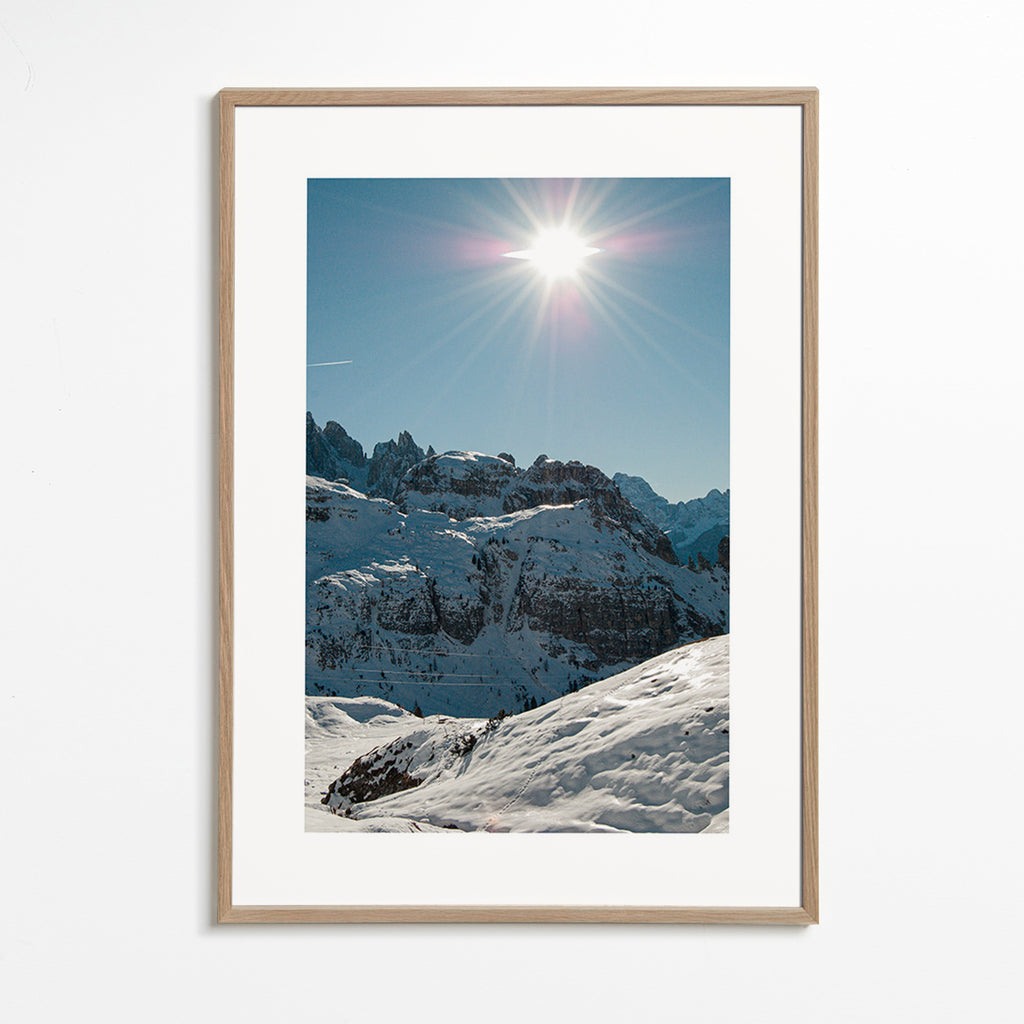 Art de paysage: sommets enneigés sous un soleil vif