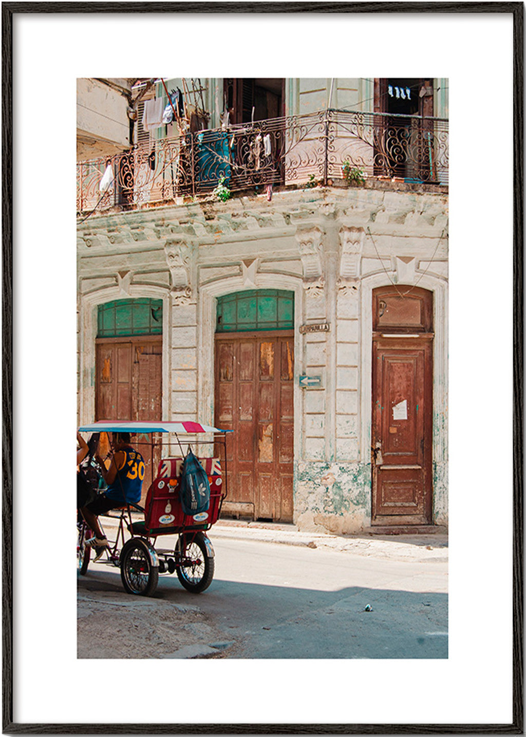 Art de voyage: façade habanera avec velotaxi