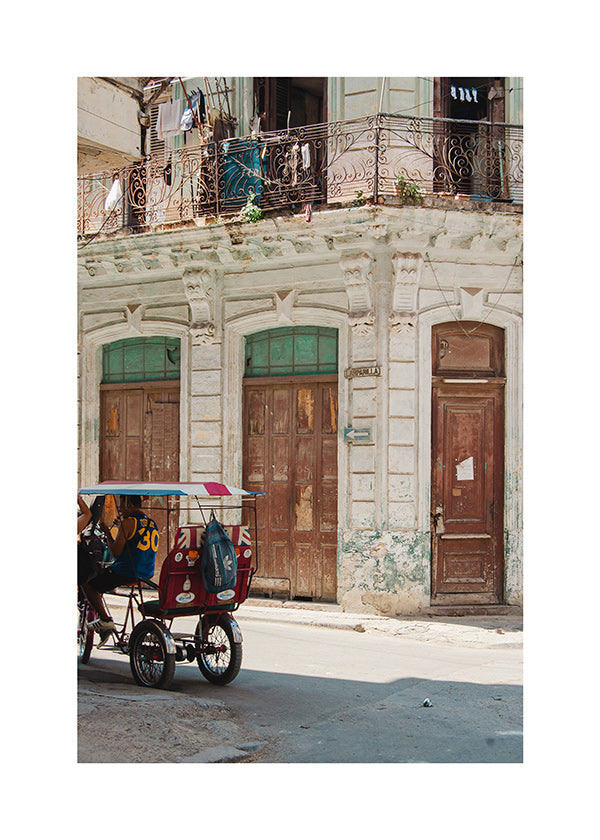 Art de voyage: façade habanera avec velotaxi
