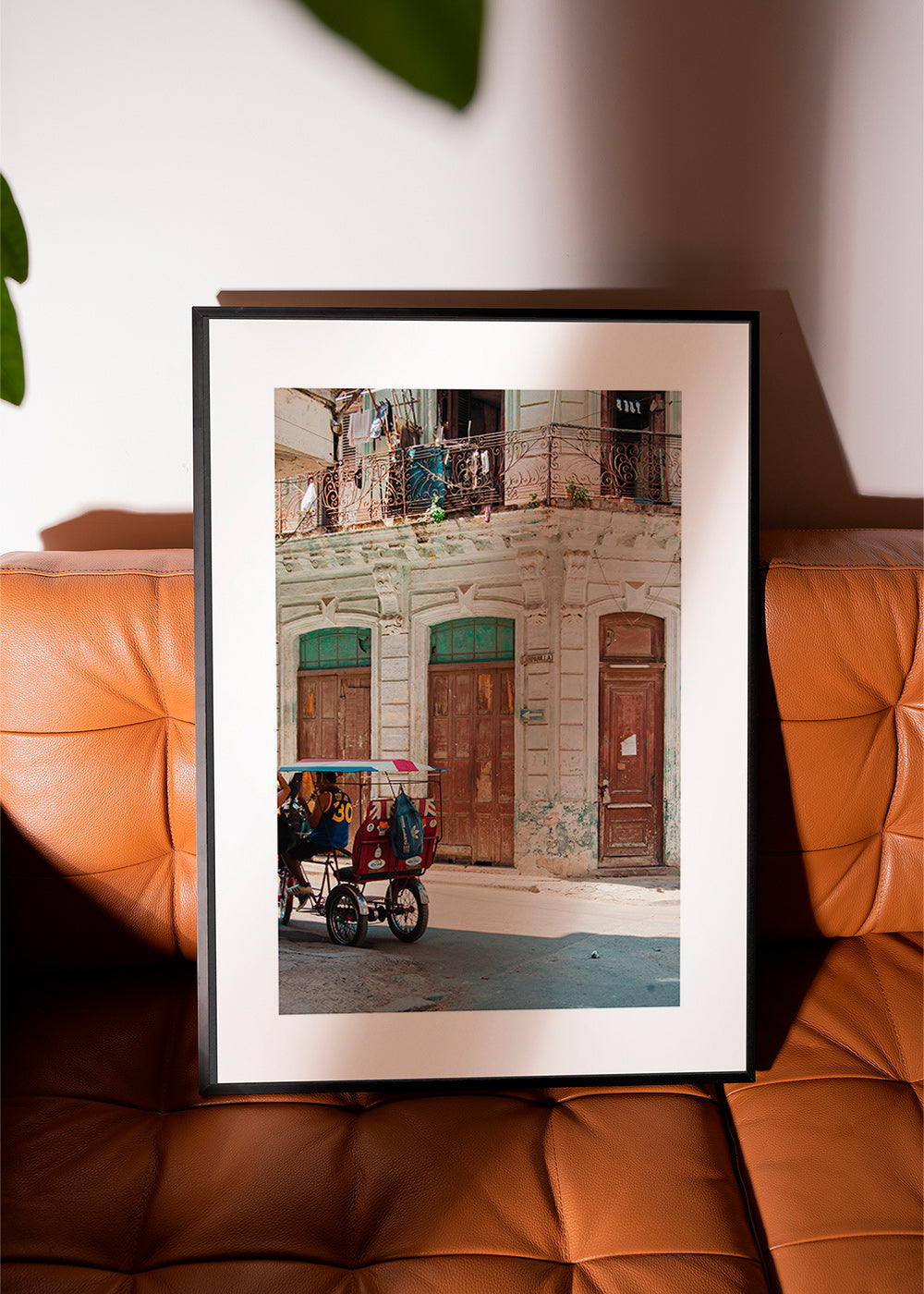 Art de voyage: façade habanera avec velotaxi