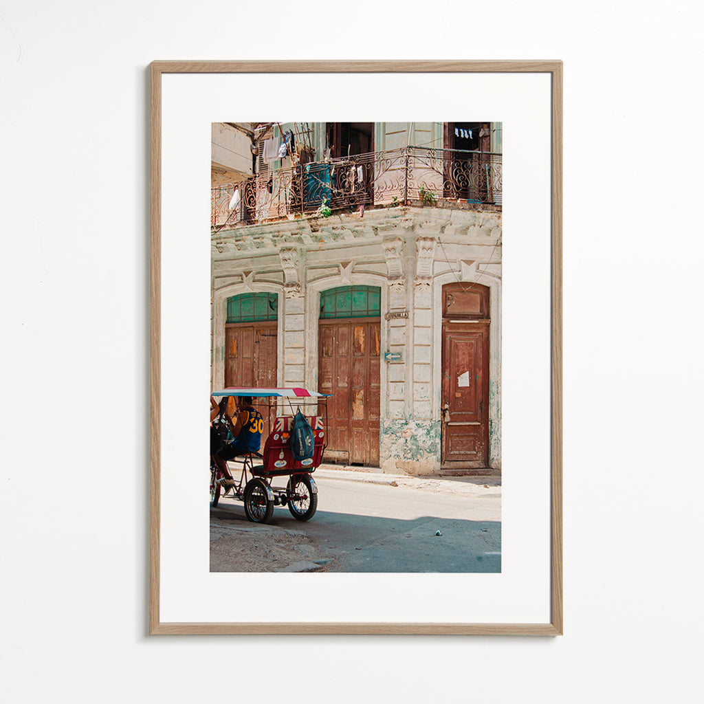 Art de voyage: façade habanera avec velotaxi